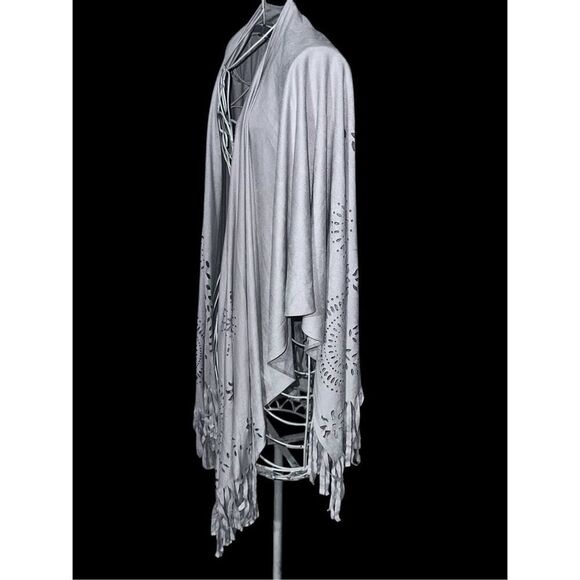 GOOD CONDITION WOMEN Chicos Bone colored shawl with intricate cut out designs an - Picture 4 of 13